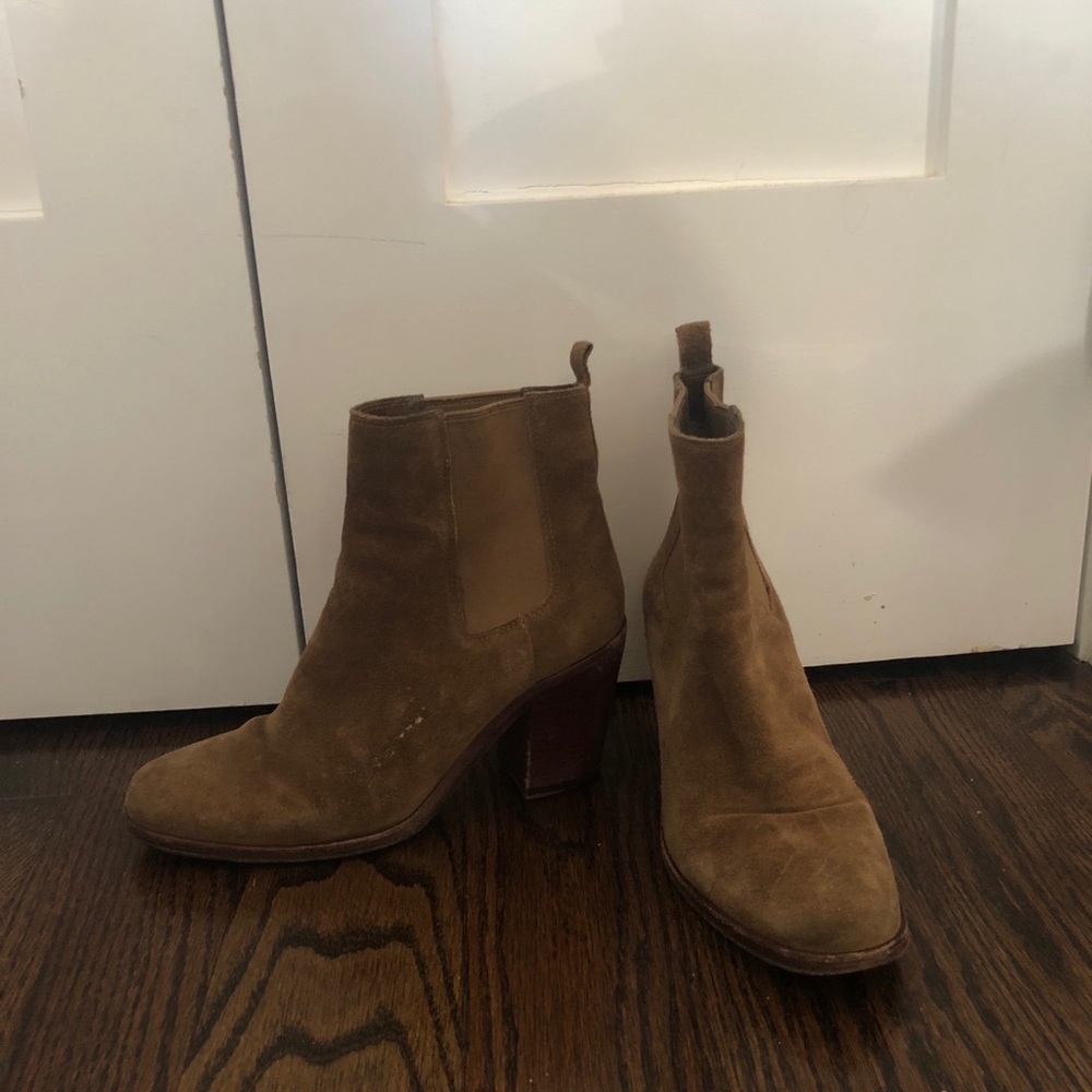 TAN SUEDE CHELSEA BOOT HEEL